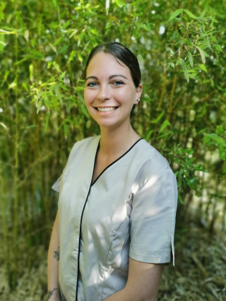 Chloé Assistante dentaire qualifiée Au concours de miss assistantes, elle est première sur le podium