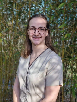 Marie Assistante dentaire qualifiée Un sourire éclatant, une énergie inspirante, pour une ambiance toujours rayonnante